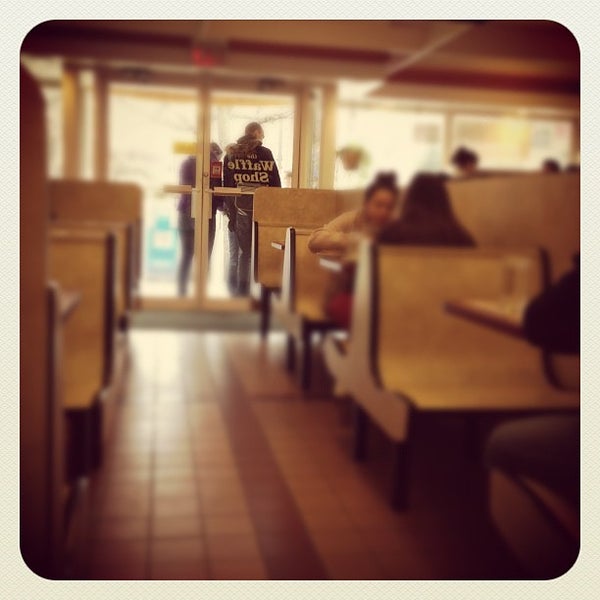 รูปภาพถ่ายที่ The Waffle Shop โดย David M. เมื่อ 2/5/2012