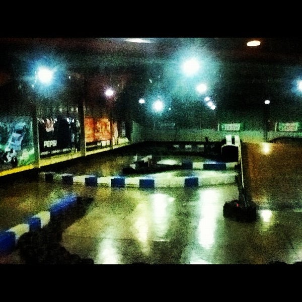 Foto tirada no(a) Formula Kart Indoor por Kevin B. em 6/28/2012