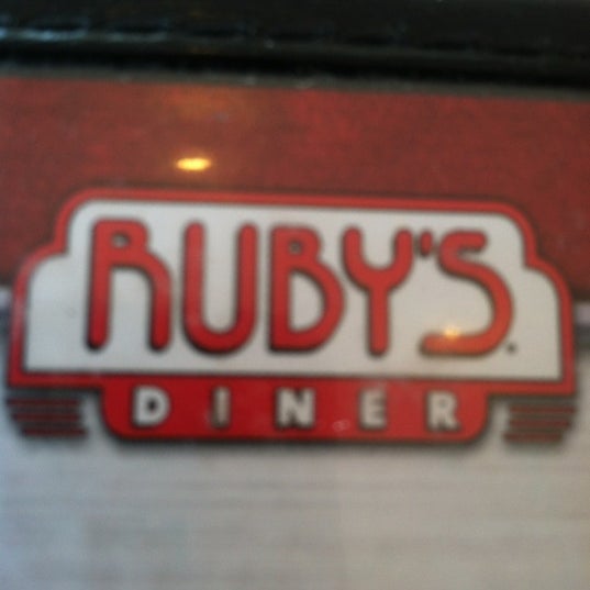 รูปภาพถ่ายที่ Ruby&#39;s Diner โดย Jimmy M. เมื่อ 7/11/2012
