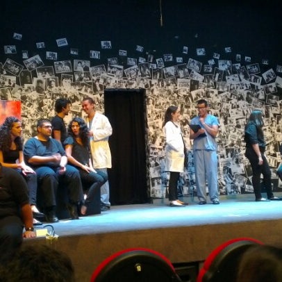 รูปภาพถ่ายที่ Rainbow Theater โดย Omar S. เมื่อ 8/4/2012