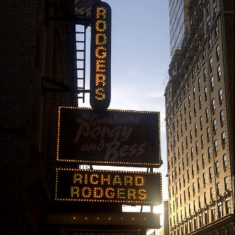 รูปภาพถ่ายที่ Porgy &amp; Bess on Broadway โดย Tanaka C. เมื่อ 6/16/2012