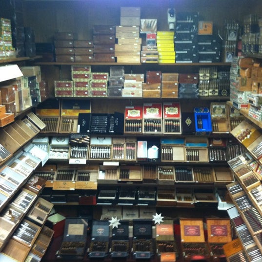4/19/2012 tarihinde Ben A.ziyaretçi tarafından Anstead&#39;s Tobacco Company'de çekilen fotoğraf
