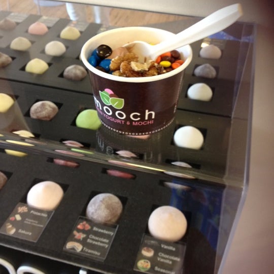 Foto diambil di Smooch Frozen Yogurt &amp; Mochi oleh Kuvy A. pada 7/17/2012