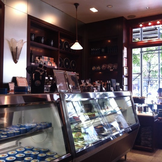 8/12/2012 tarihinde Dra. Cocoziyaretçi tarafından Petrossian Boutique &amp; Cafe'de çekilen fotoğraf