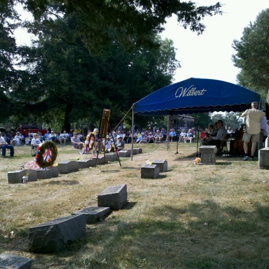 Foto tirada no(a) Oakdale Memorial Gardens, Inc por Tracy S. em 8/4/2012