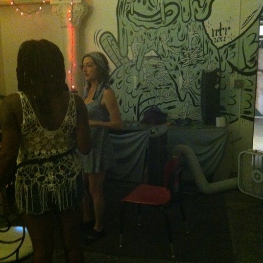 Foto tirada no(a) The Sweatshop Rehearsal &amp; Recording Studios por Lauren R. em 7/4/2012