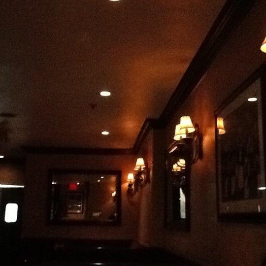 Foto diambil di Frankie &amp; Johnnie&#39;s Restaurant oleh Wildbars pada 8/12/2012
