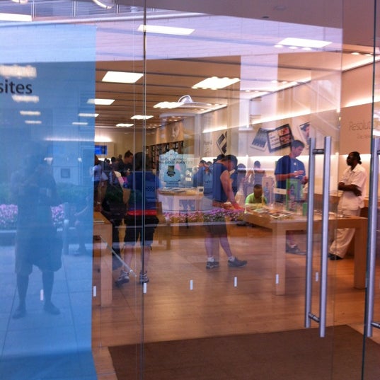 Photos at Apple Oakbrook Electronics Store in Oak Brook