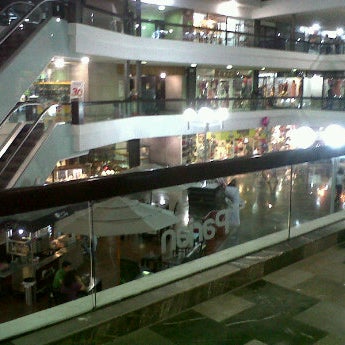 Foto tirada no(a) Centro Comercial El Parian por Ruben V. em 3/22/2012