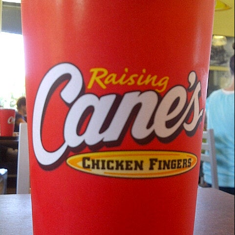 รูปภาพถ่ายที่ Raising Cane&#39;s Chicken Fingers โดย Christopher S. เมื่อ 8/30/2012