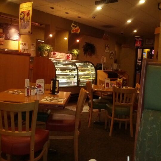 Foto tomada en Shari&#39;s Cafe and Pies  por Brian Diva Cox el 6/3/2012