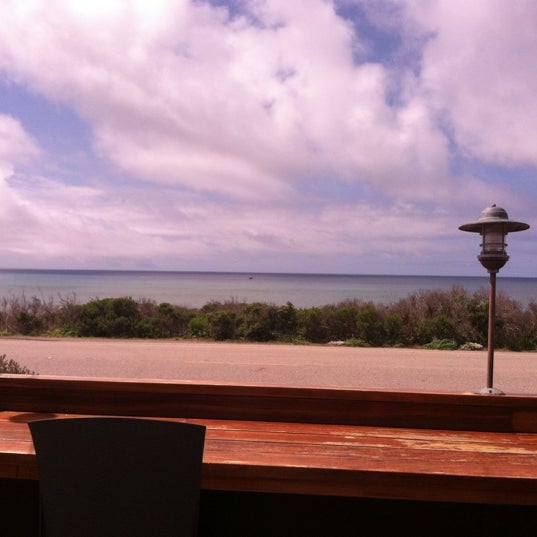 รูปภาพถ่ายที่ Moonstone Beach Bar &amp; Grill โดย Lori A. เมื่อ 4/11/2012