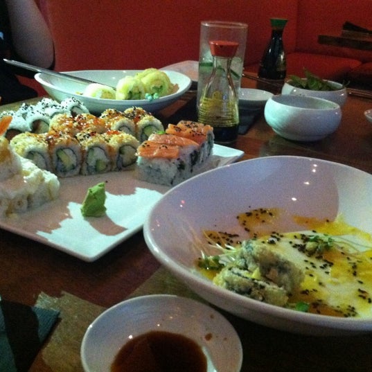 Foto scattata a Blue Sushi Sake Grill da Alden F. il 4/16/2012