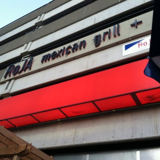 รูปภาพถ่ายที่ Roja Mexican Grill + Margarita Bar โดย Brent K. เมื่อ 9/11/2011