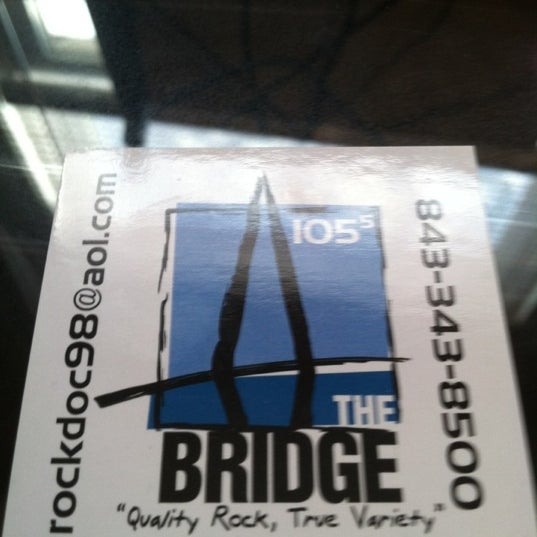 รูปภาพถ่ายที่ The Bridge at 105.5 โดย Ashley C. เมื่อ 6/22/2012