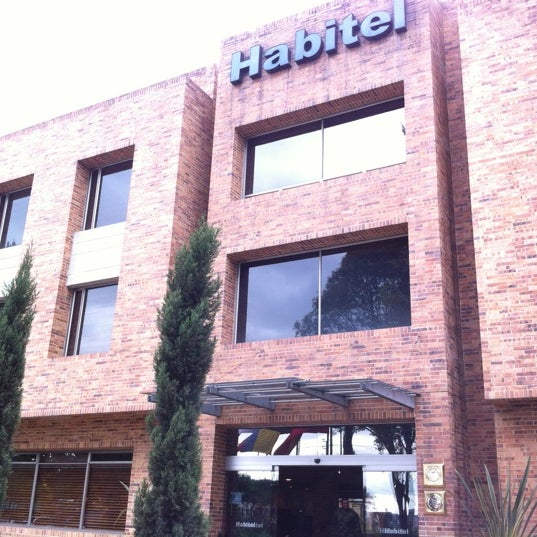 รูปภาพถ่ายที่ Hotel Habitel โดย Angelo R. เมื่อ 3/9/2012