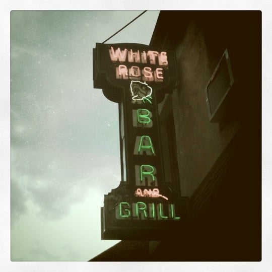 Foto tirada no(a) White Rose Bar &amp; Grill por Danielle Y. em 5/16/2011