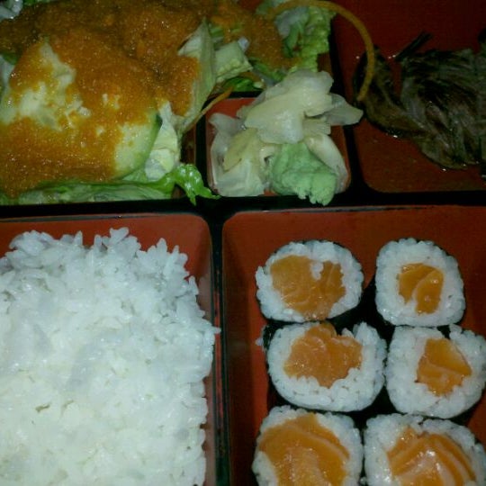 Photo prise au Monster Sushi par teejutha c. le11/19/2011