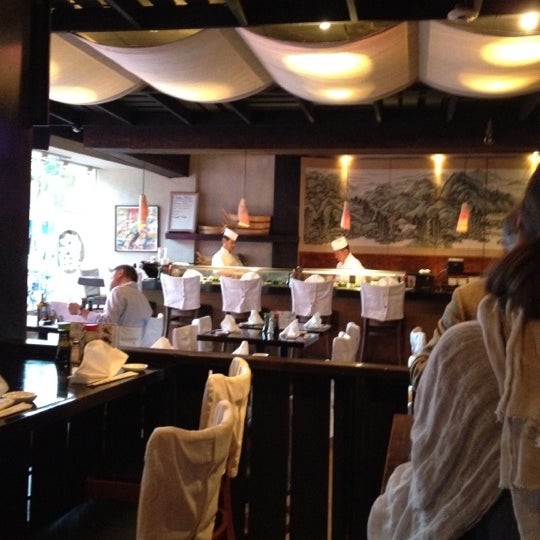 Foto tirada no(a) Toni&#39;s Sushi Bar por C D. em 3/14/2012