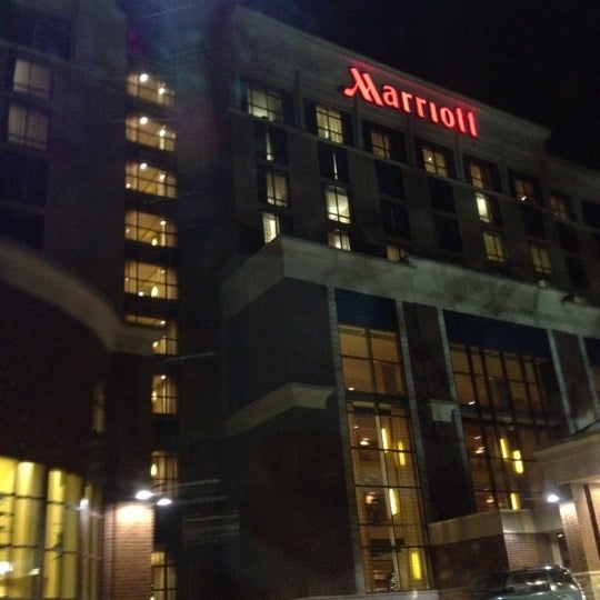 Foto tomada en Bloomington-Normal Marriott Hotel &amp; Conference Center  por Stacy V. el 12/18/2011