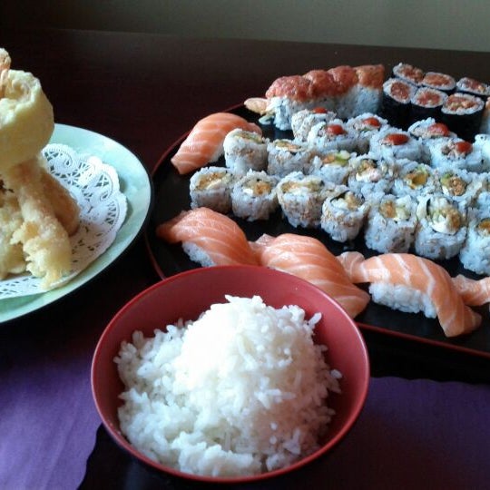 Foto diambil di Yashi Sushi oleh Quoc B. pada 1/29/2012