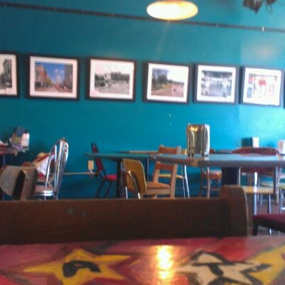 Foto tomada en Otherlands Coffee Bar &amp; Exotic Gifts  por DeAundre H. el 4/18/2012