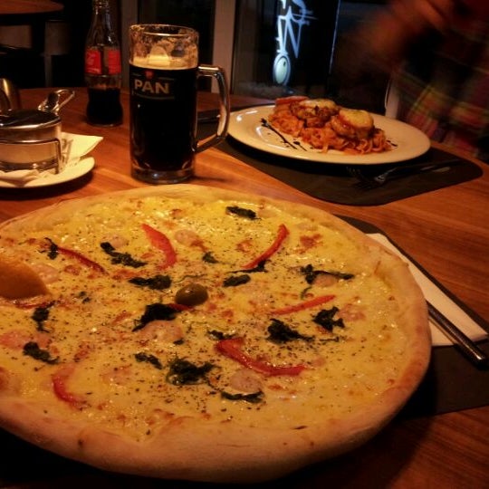 4/6/2012 tarihinde Matej S.ziyaretçi tarafından Pizzeria Ristorante Paesano'de çekilen fotoğraf