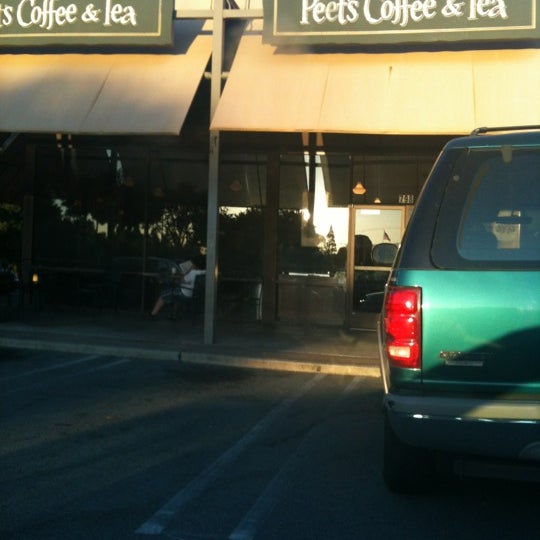 Foto tirada no(a) Peet&#39;s Coffee &amp; Tea por Vickie C. em 5/21/2012