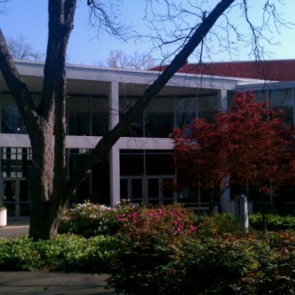 Das Foto wurde bei University of Georgia Center for Continuing Education &amp; Hotel von Tanita G. am 3/19/2012 aufgenommen
