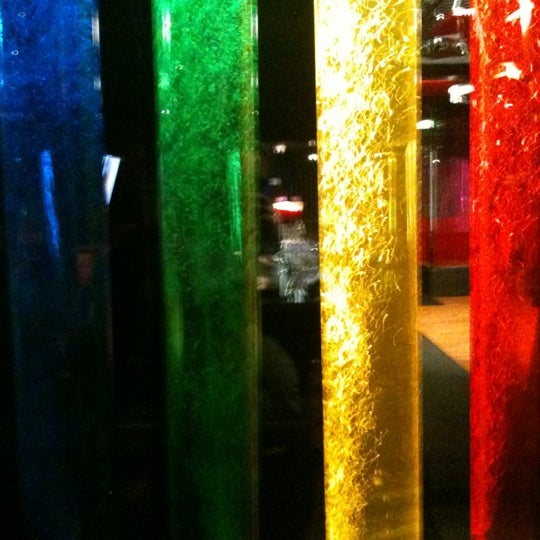 Foto tomada en DnM Bar &amp; Nightclub  por Tim C. el 4/24/2012