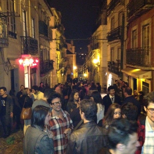 Das Foto wurde bei Esquina da Bica Bar von Ricardo P. am 3/31/2012 aufgenommen