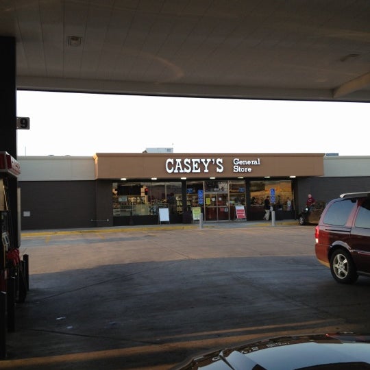 รูปภาพถ่ายที่ Casey&#39;s General Store โดย Lee B. เมื่อ 4/9/2012