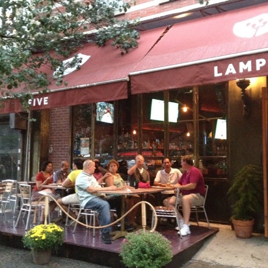 รูปภาพถ่ายที่ Five Lamps Tavern โดย Caity P. เมื่อ 8/17/2012