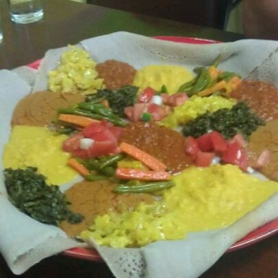 Снимок сделан в Mahider Ethiopian Restaurant and Market пользователем Kanya K. 6/1/2012