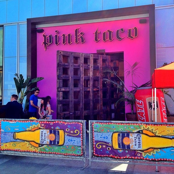 Foto tirada no(a) Pink Taco por Rich B. em 5/6/2012