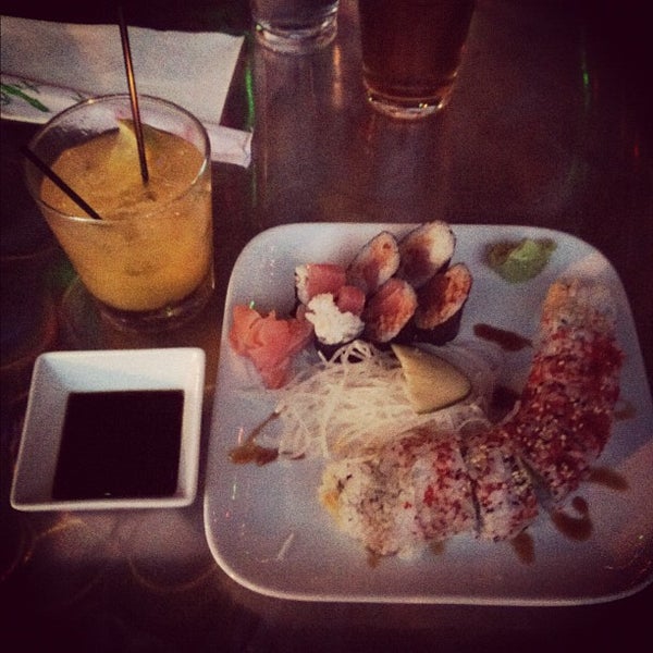 รูปภาพถ่ายที่ Sushi Blues Cafe โดย Guzzie เมื่อ 7/12/2012