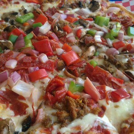 Foto scattata a Southside Flying Pizza da Tine il 5/20/2012
