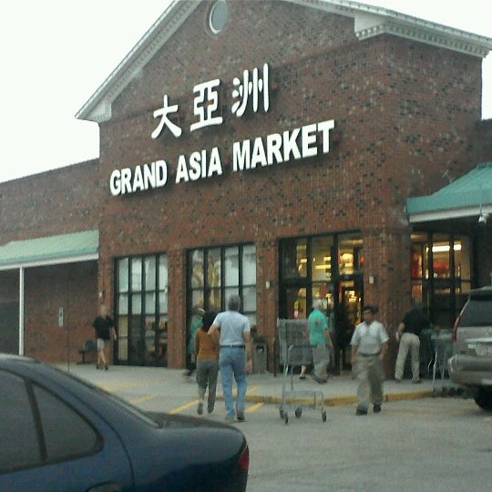 8/25/2012 tarihinde Ashley H.ziyaretçi tarafından Grand Asia Market'de çekilen fotoğraf