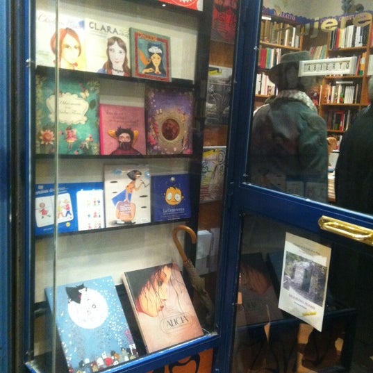 Foto tirada no(a) Librería Mujeres por Fran M. em 12/22/2011