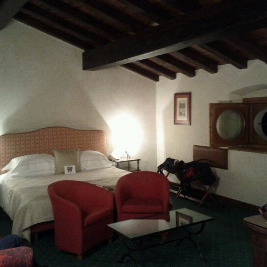 Foto diambil di Palazzo Arzaga Hotel Lake Garda - Spa &amp; Golf Club Resort oleh Kathrin pada 10/29/2011