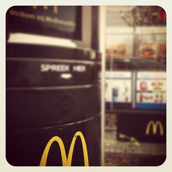 รูปภาพถ่ายที่ McDonald&#39;s โดย Eduard B. เมื่อ 11/19/2011