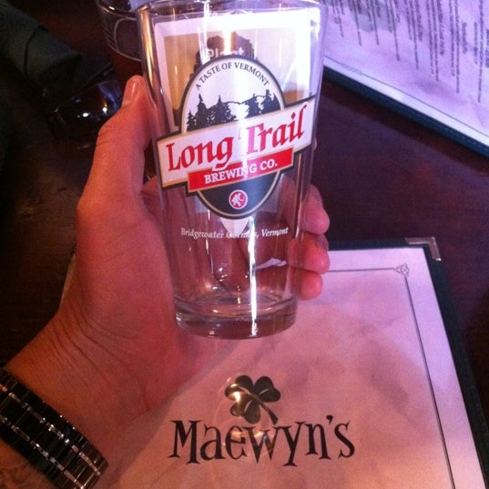 Снимок сделан в Maewyn&#39;s Irish Pub &amp; Restaurant пользователем Keith R. 5/18/2012