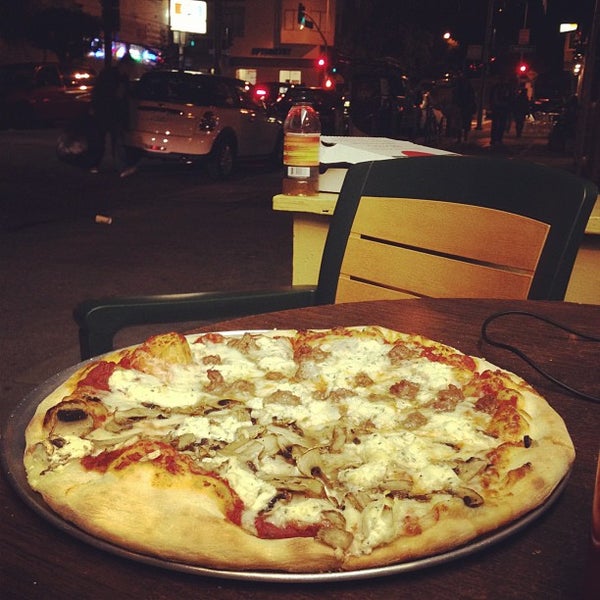 Das Foto wurde bei Serrano&#39;s Pizza von John G. am 1/29/2012 aufgenommen