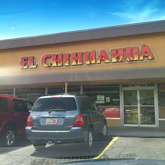 รูปภาพถ่ายที่ El Chihuahua โดย Chris W. เมื่อ 7/19/2012