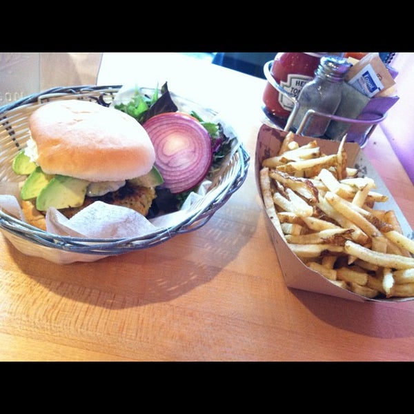 รูปภาพถ่ายที่ Burgers &amp; Cupcakes โดย Nazim P. เมื่อ 8/1/2012
