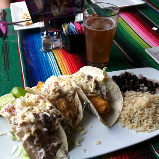 รูปภาพถ่ายที่ Coconuts Beach Bar and Mexican Grill โดย Kirk T. เมื่อ 3/29/2012