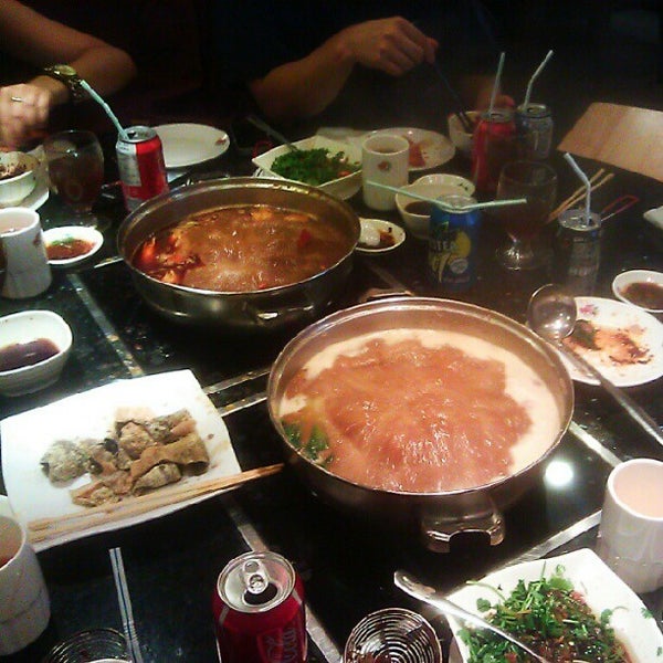 Photo taken at Fatty Cow Seafood Hot Pot 小肥牛火鍋專門店 by Kevin W. on 7/20/2012
