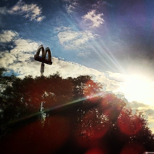 รูปภาพถ่ายที่ McDonald&#39;s โดย Laurens t. เมื่อ 6/14/2012