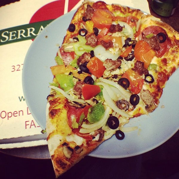 Снимок сделан в Serrano&#39;s Pizza пользователем Capsun P. 1/29/2012