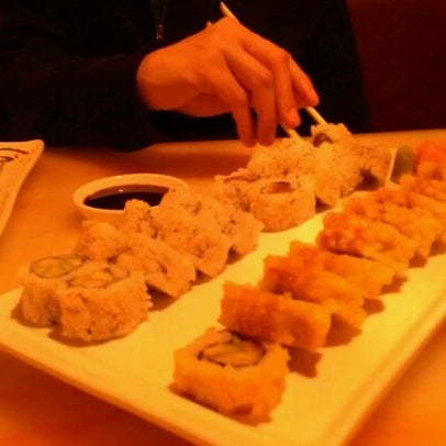 Foto tomada en Miyako Hibachi Sushi &amp; Steakhouse  por Tara M. el 12/20/2011